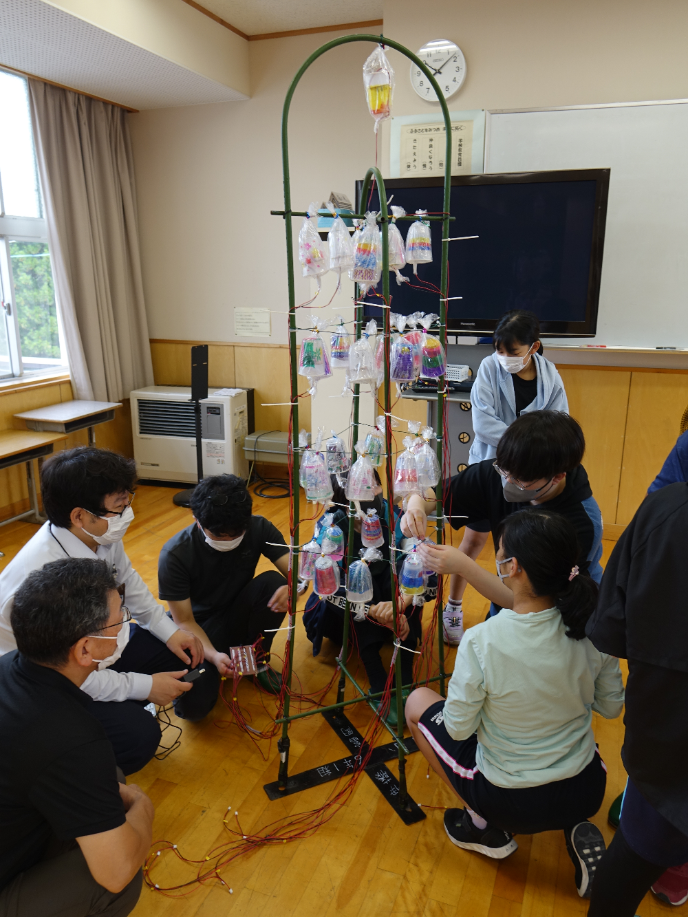 南箕輪村小学校6年1組の児童とイルミネーションの飾り付けを作りました